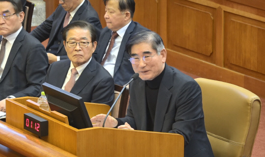 지난 1월23일 김용현 전 국방부 장관이 서울 종로구 헌법재판소에서 열린 '12·3 비상계엄 사태' 계기 윤석열 대통령 탄핵심판 4차변론에 증인으로 출석해 답변하던 중 웃고 있다.<헌법재판소 제공·연합뉴스>